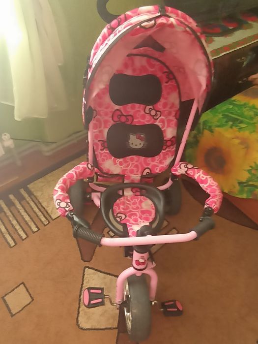 Дитячий трехколісний велосипед з батьківською ручкою Hello kitty.