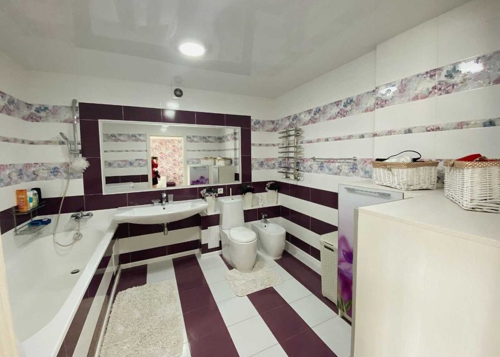 5-кімнатна квартира в самому центрі міста з дизайнерським ремонтом.