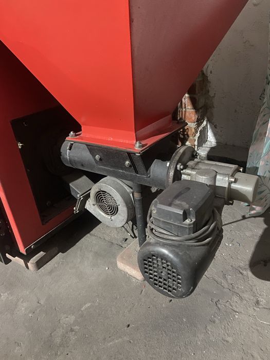 Piec C.O.  z podajnikiem na groszek.