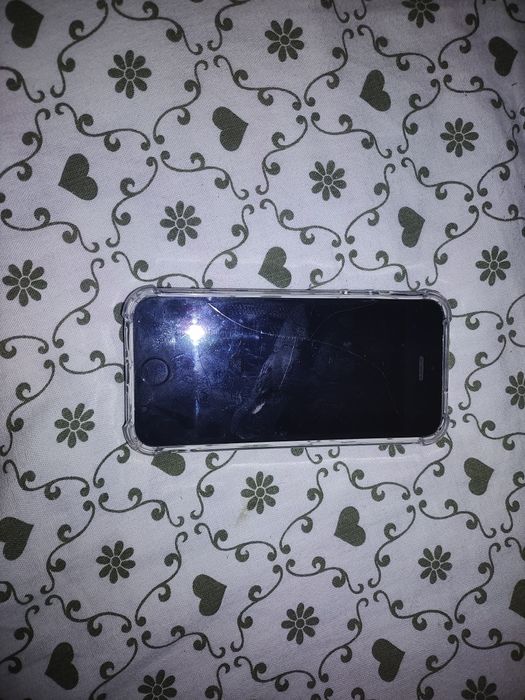 Продаю iPhone SE 2016