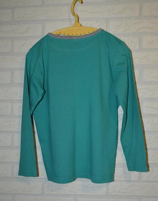 Футболка на длинный рукав 5-6 лет.
Идеальный вариант для сада)
Очень х