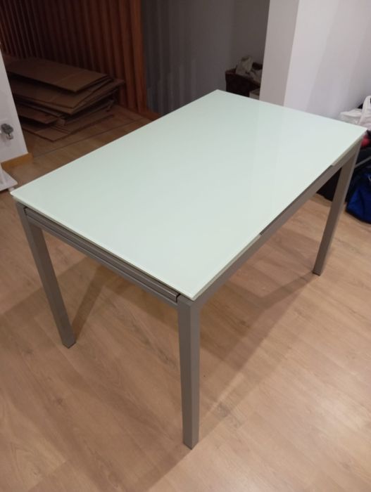 Mesa extensível e cadeiras como novas