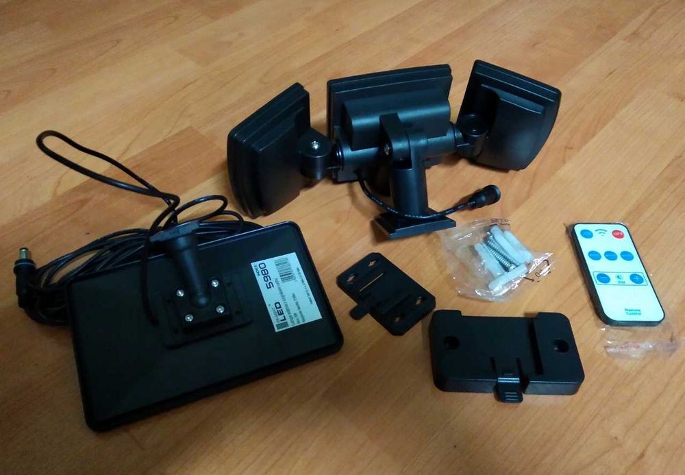 Lampa solarna LED z czujnikiem ruchu i zmierzchu + pilot