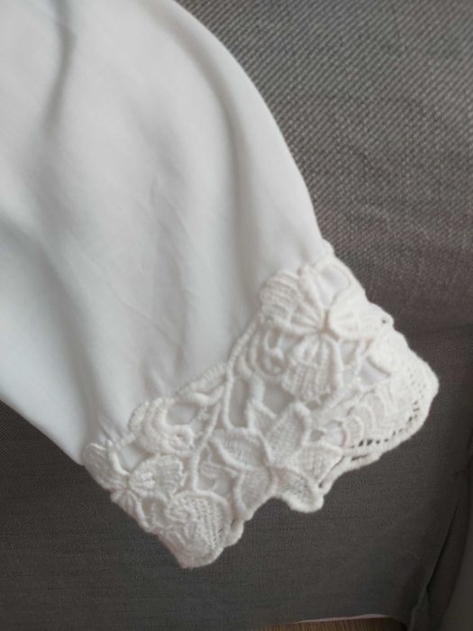 Biała bluzka z wiskozy wykończona haftem rozm 40/L