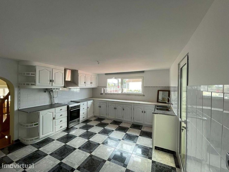 Moradia T4 com Piscina Interior à Venda em Maceira – Leiria