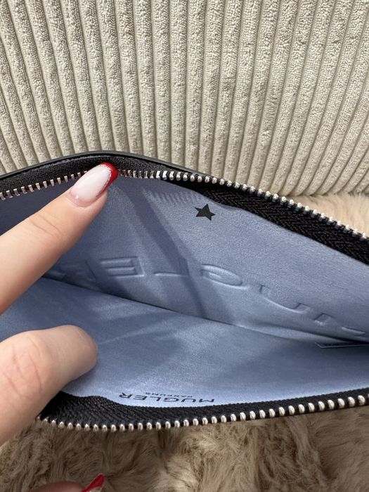 czarna kosmetyczka Mugler