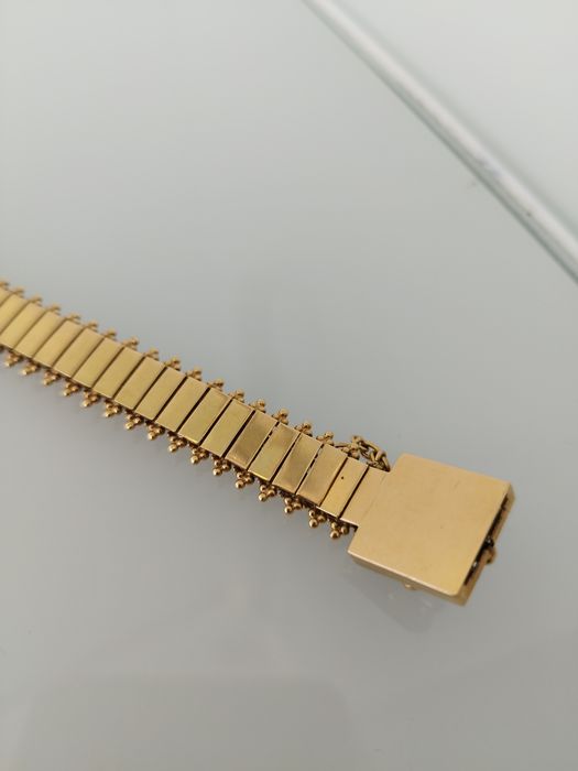 Pulseira em ouro de 19,2kt
A pulseira tem 19 centímetros de comprimento e 1 centímetro de largura 
48,9gr de peso