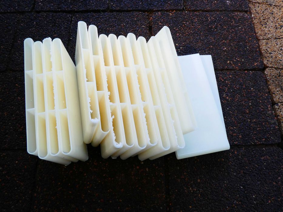 Nawiewnik higrosterowany EXR + podkładka montażowa + okap standardowy