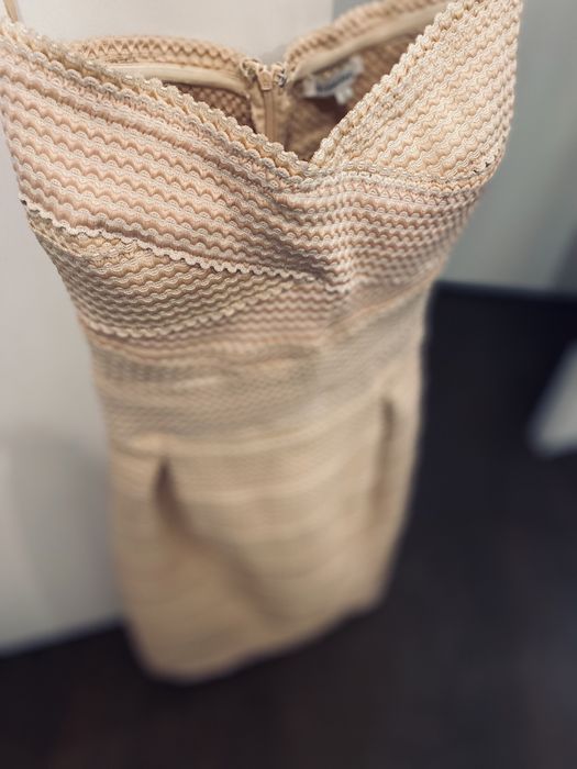 Sukienka bankietowa typu bandażowego złoty kremowa r.S