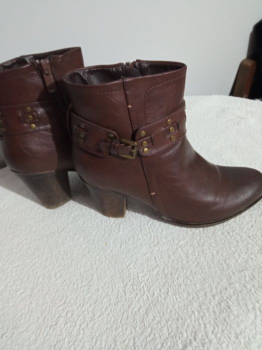 Botas em castanho ,tamanho 37 , como novas ,10€