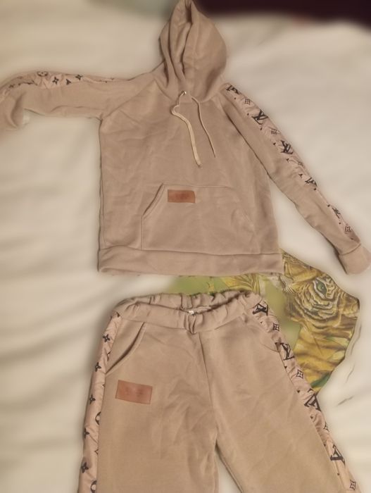 Продам теплый   спортивный костюм LV