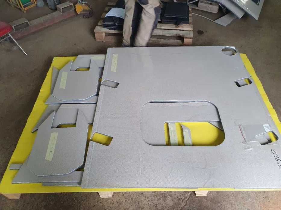 Cięcie wodą stali, szkła, kamienia, gumy. Gięcie blach