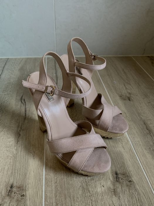 Sandaly na slupku obcasie obcasy złote Kurt Geiger 38