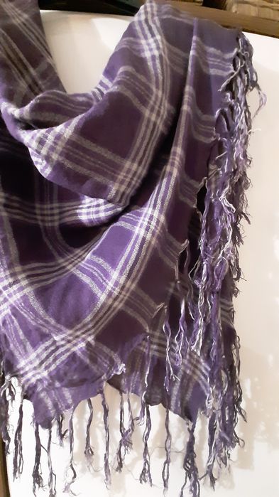 Chusta damska z frędzelkami.