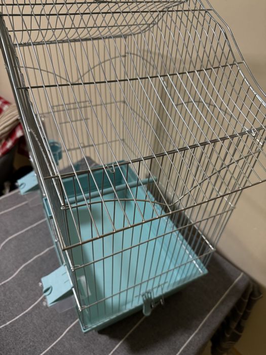 Простора клітка для папужки
