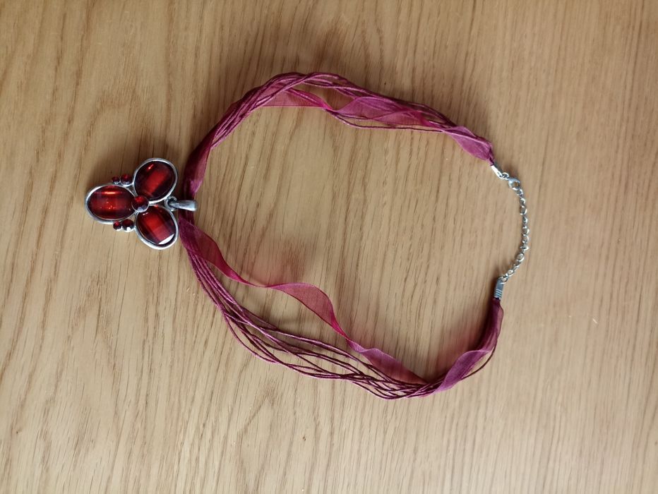 Naszyjnik na tasiemce