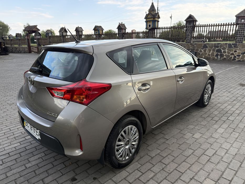 Toyota Auris 2013 хечбек БЕНЗИН 1.3