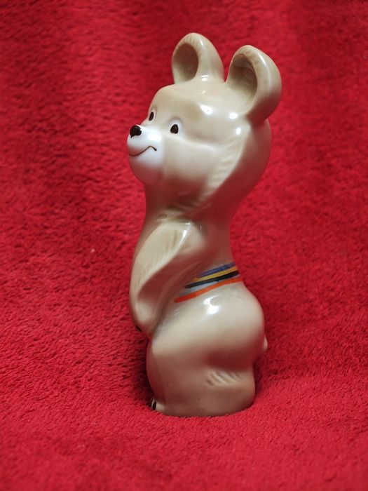 Фарфоровая статуэтка "Олимпийский мишка" ( пр-во СССР )