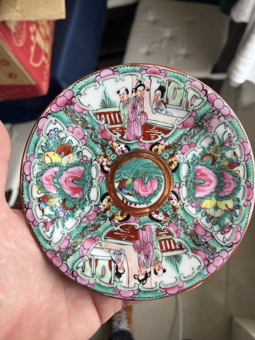 Conjunto de louças fabricadas em Macau