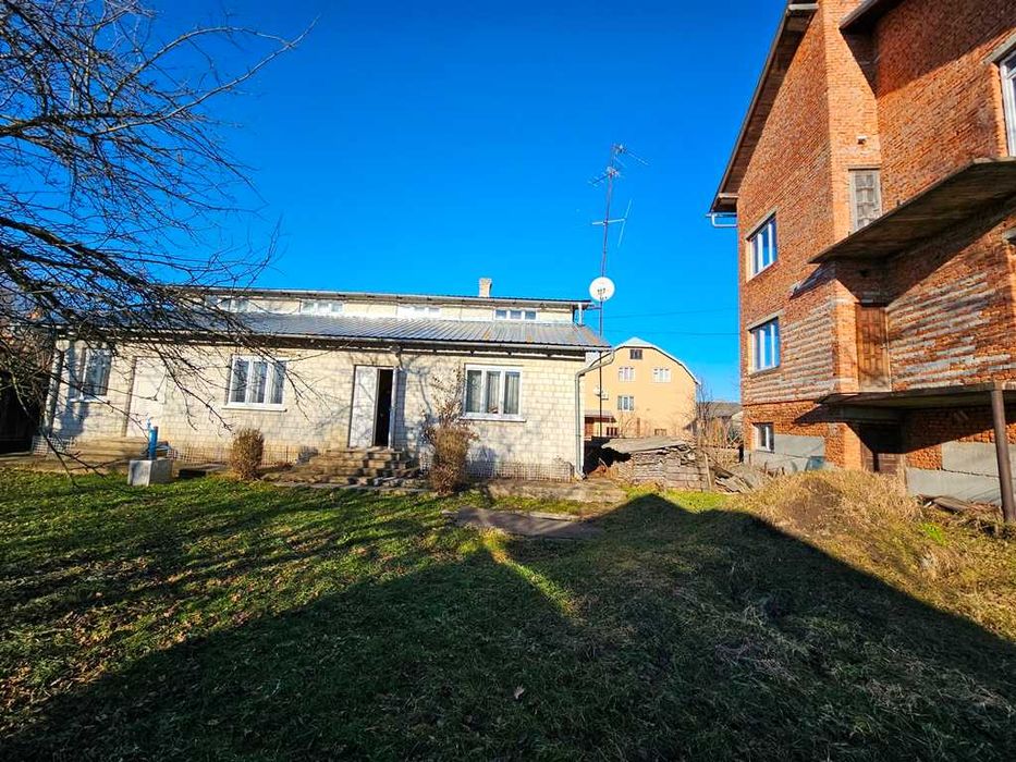 Продається добротний цегляний будинок з гаражем та літньою кухнею...