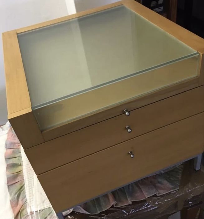 Side table with drawers in natural wood and tempered glass64586297692418121