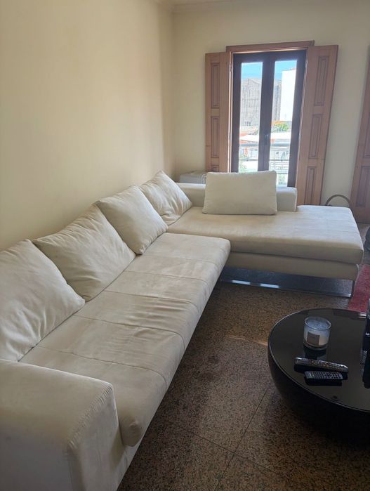 Sofá com bege com chaise-longue