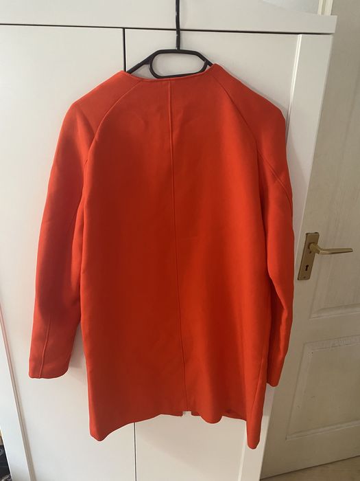 Wiosenny czerwony płaszczyk narzutka neon h&m