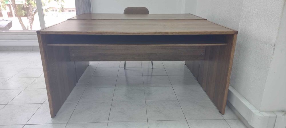 Secretária de escritório em Madeira