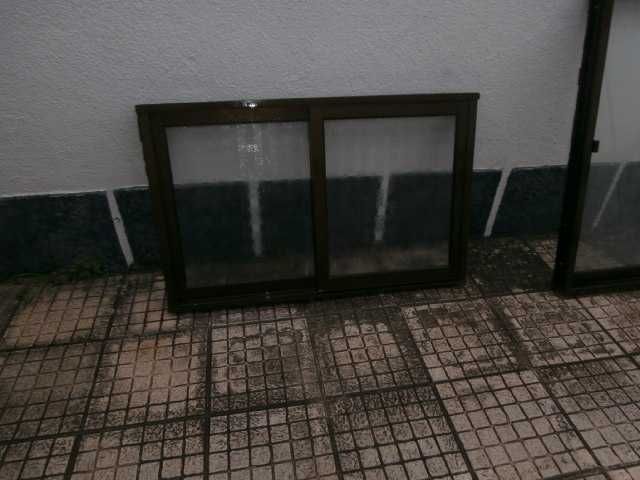 Caixilhos de alumínio castanho