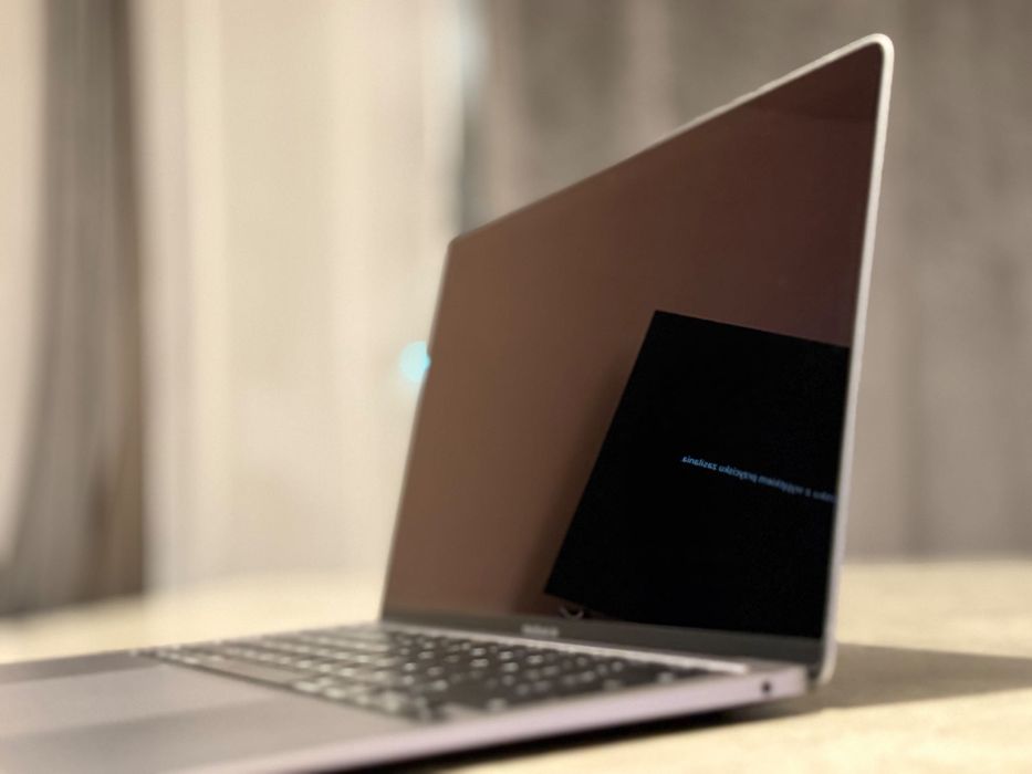 MacBook Air 13” 2020 i5 / 8GB / 512GB + pokrowiec Thule / stan bardzo dobry
