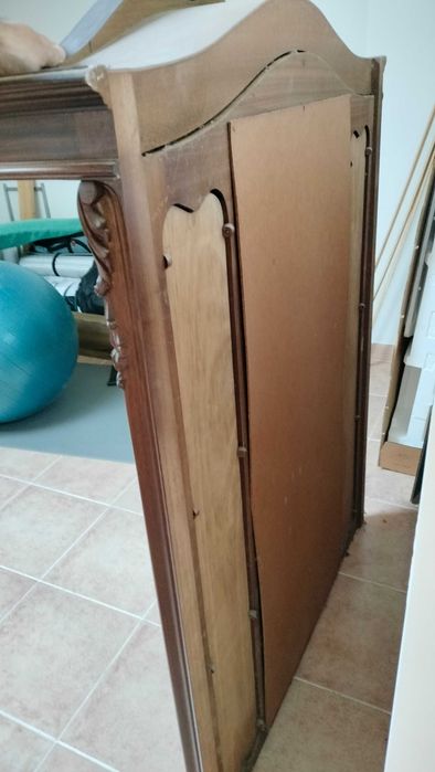 Espelho com moldura em madeira