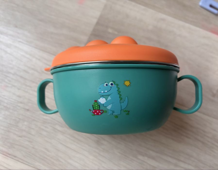 Prato termico com tampa mantem a comida quente