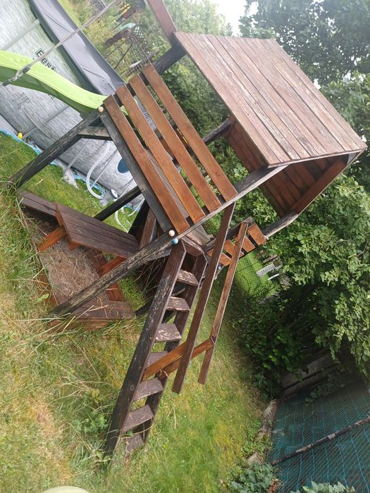 Domek drewniany ze zjeżdzalnią