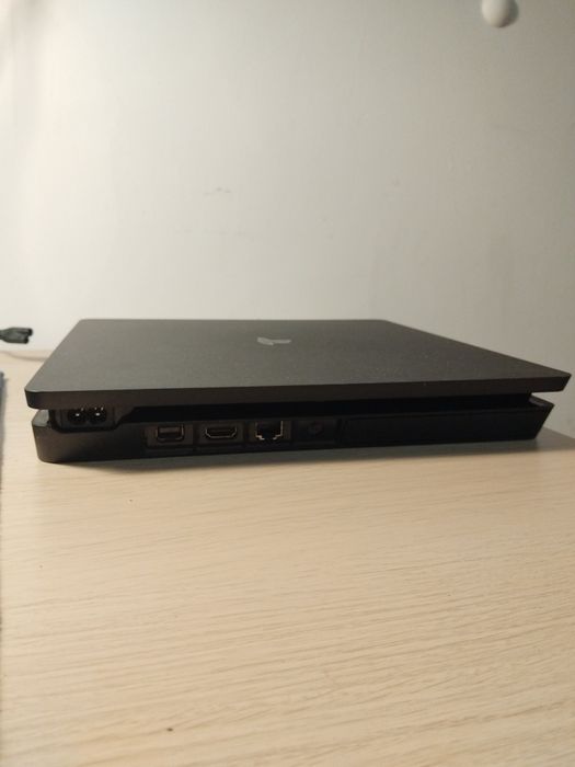 sprzedam konsole ps4 slim 1tb z 2 padami oraz 3 grami