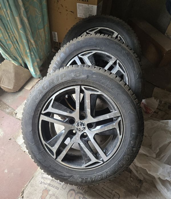 Продам зимнюю резину Goodyear Ultragrip 8 215/65/r16 на Peugeot 3008