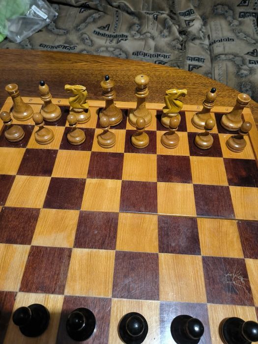Шахматы- грасмейстерскии с утежилителем ,деревянные большие.