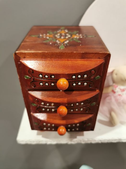 Drewniana mala szkatulka komoda