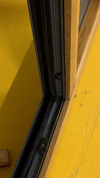 Porta com moldura de madeira