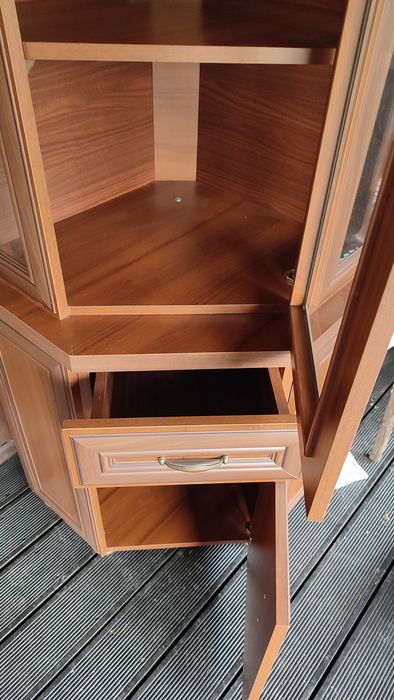 Narożna witryna do salonu