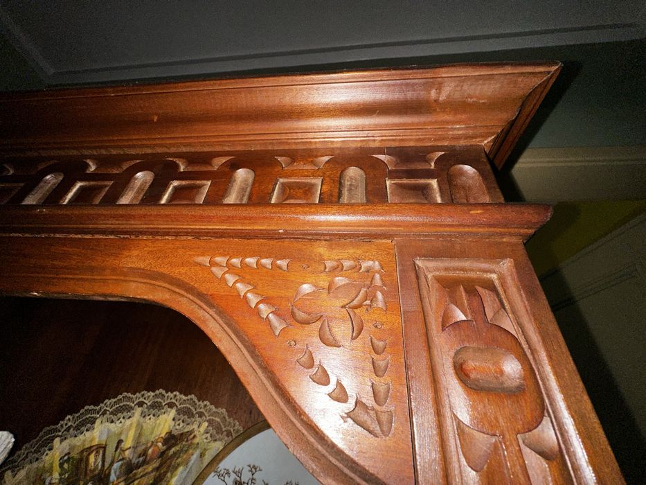 Estante/ armário madeira maciça com detalhes