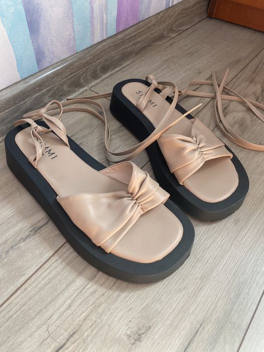 Продам босоножки бежевые на завязках