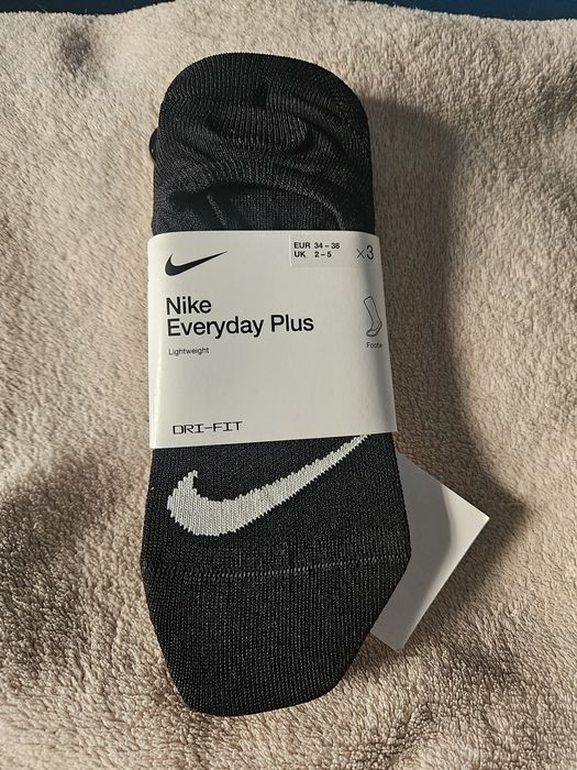 Nowe Skarpetki nike everyday plus
rozmiar 34-38 czarne krótkie stipki