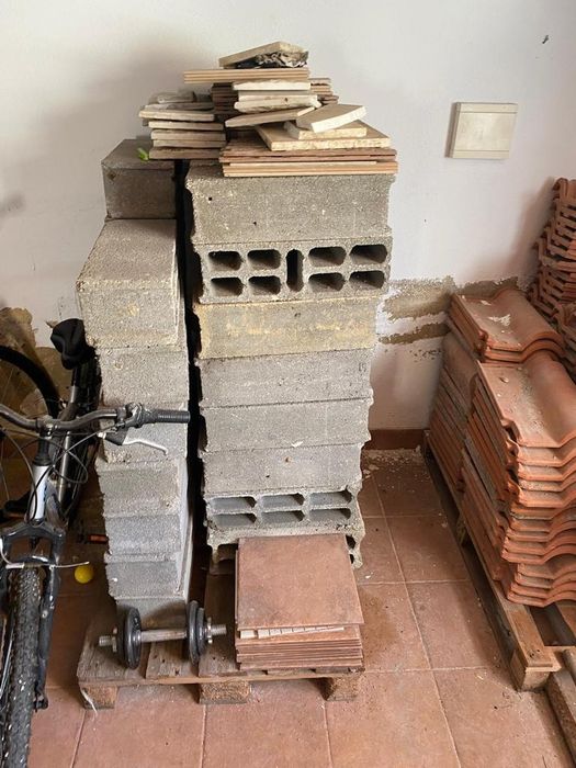 Recolha de entulho e móveis madeiras máquinas frigoríficos.