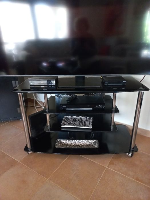 Movel tv em vidro preto.