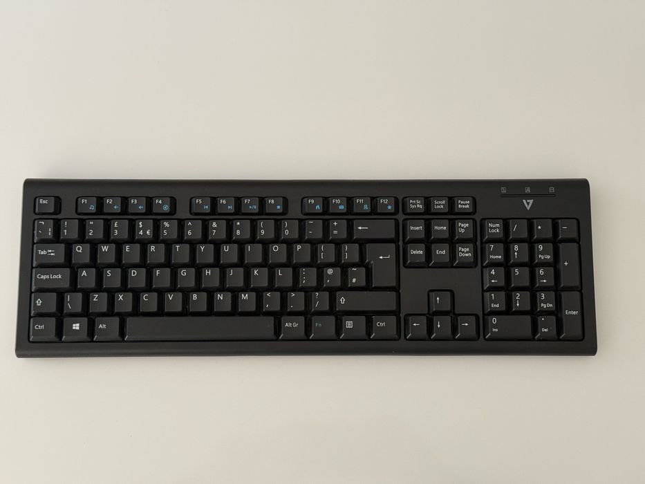 Teclado Wireless V7 – Layout Completo com Numpad