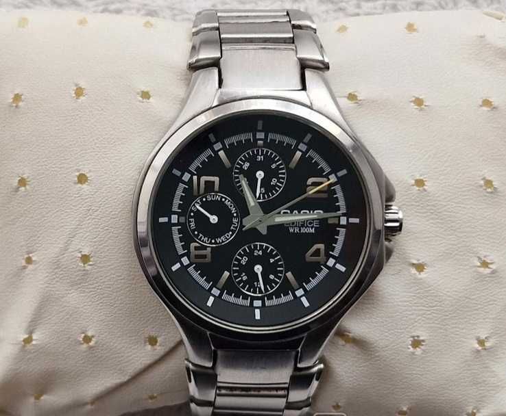 Nowy zegarek Casio Edifice z dokumentami