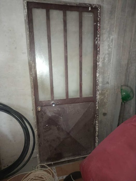 Vendo porta + aro em ferro com fechadura e vidro 2mx85cm
