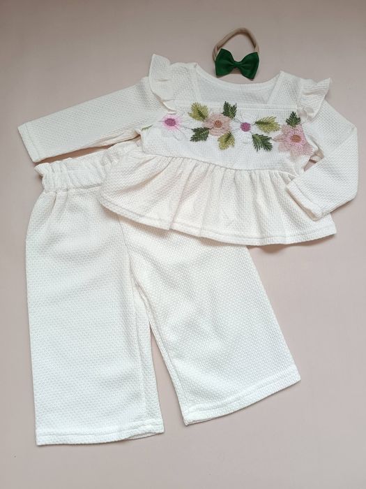 Стильний костюм на весну для дівчинки