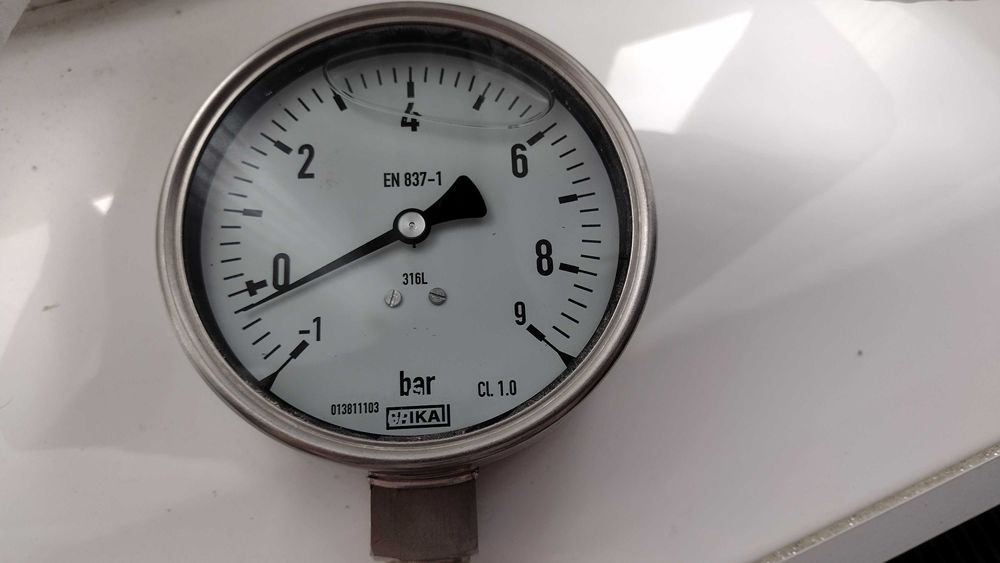 Wakuometr glicerynowy nierdzewny -1 - 9 bar EN 837-1 CL.1,0