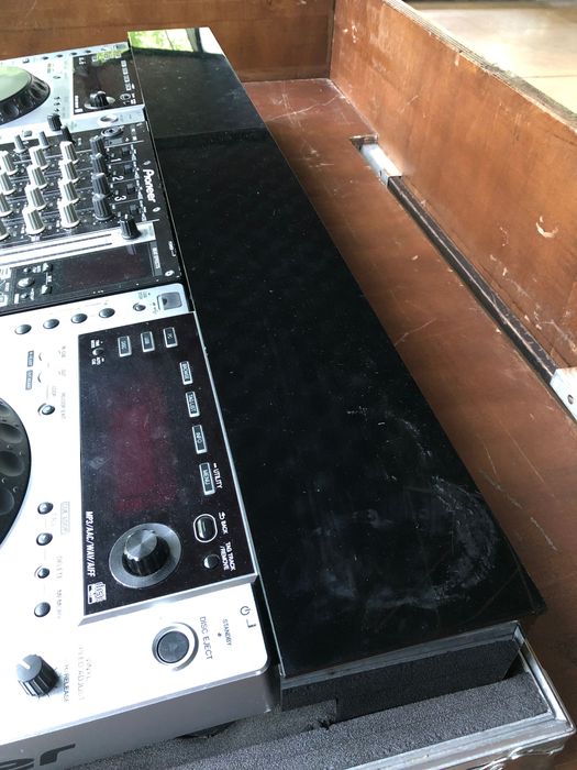 Flight Case com 2 Pioneer Cdjs 850 e uma mesa Pioneer Djm 750